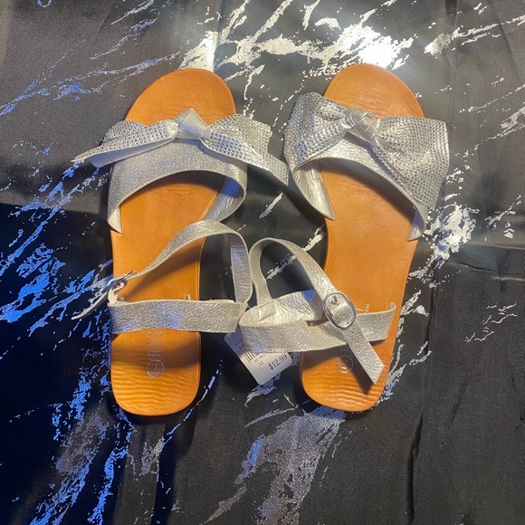 silver metallic sandals ❕ SIZE 7 {NEVER BEEN WORN TAG STILL ATTACHED . } <3 . - Picture 1 of 5